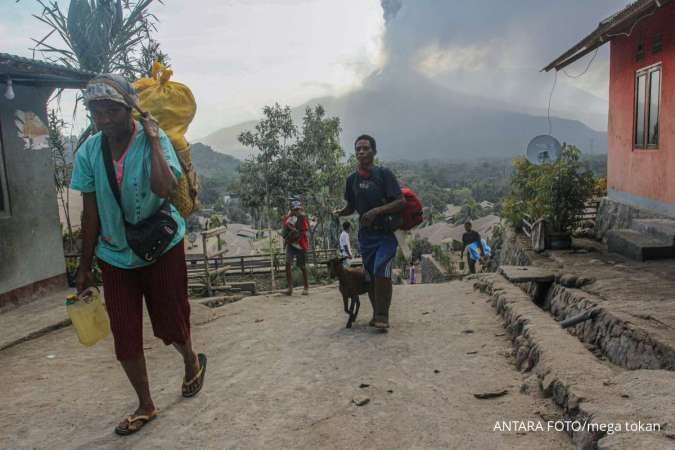 Gunung Lewotobi Meletus Lagi Sejumlah Desa Dilanda Hujan Abu dan Pasir 