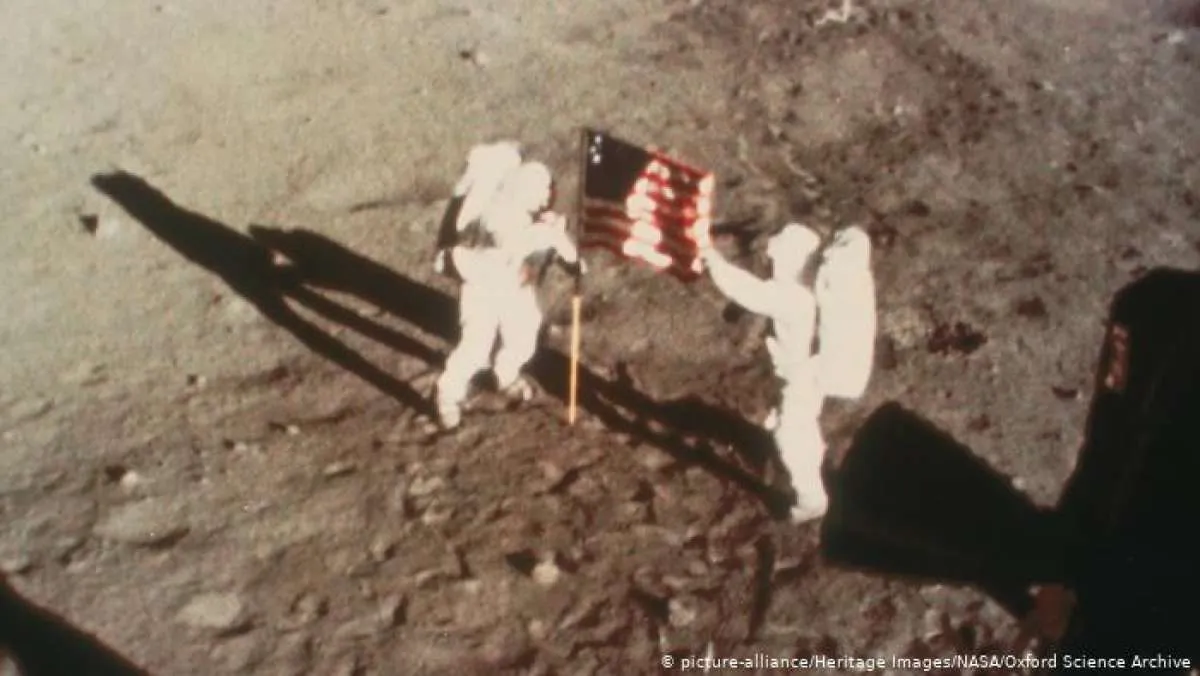 Benarkah Neil Armstrong Pernah Mendarat di Bulan? Fakta vs Teori Konspirasi