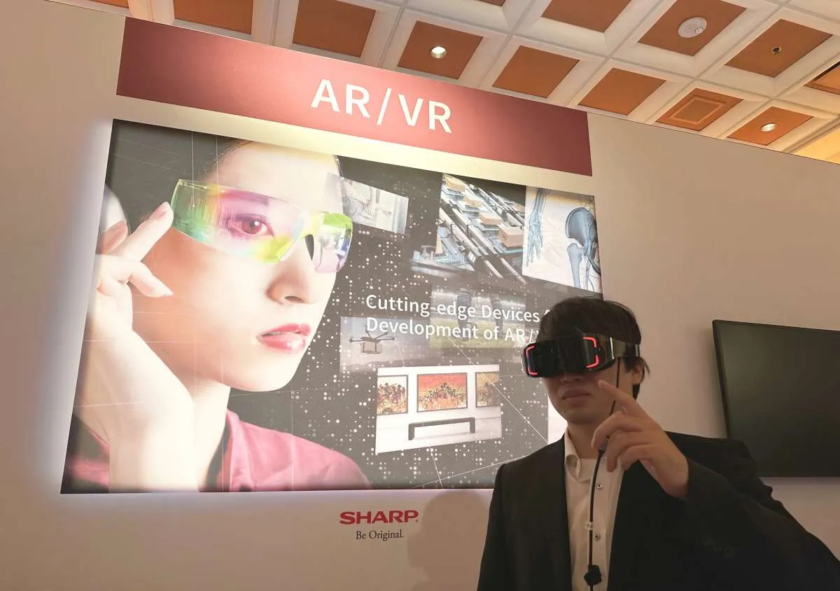 Sharp Kembangkan Prototipe Smartphone–Connectable Head–Mounted Display untuk VR