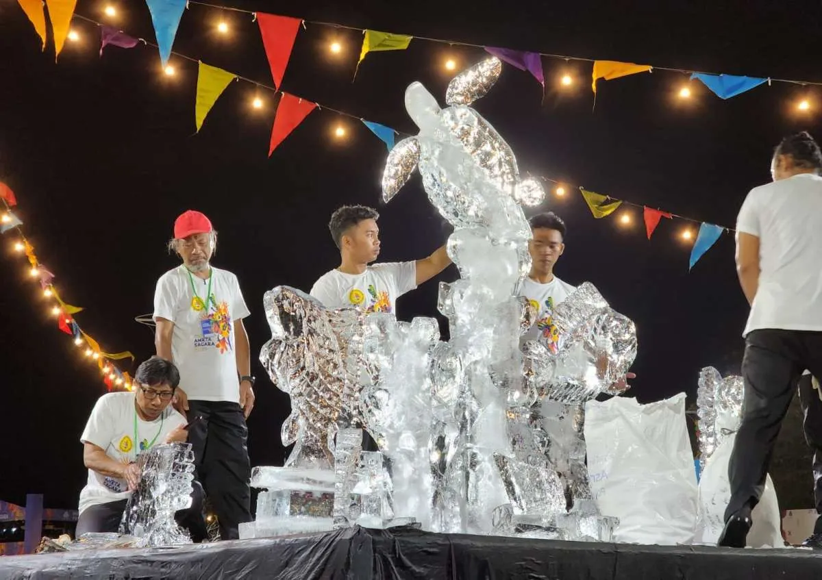 Bawah Laut dalam Pahatan Es di AstraPay Sanur Festival