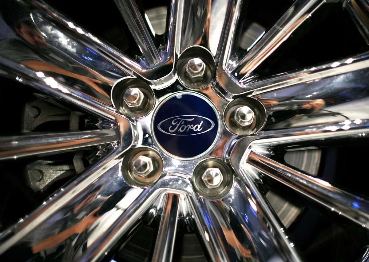 Ford Kembali Tarik 101.944 Sedan Taurus di AS