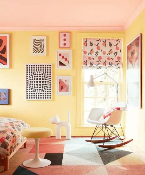 Perpaduan warna cat dinding kuning dan pink