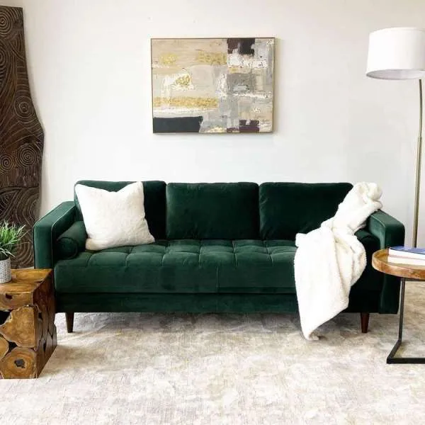 Sofa hijau emerald atau hijau zamrud