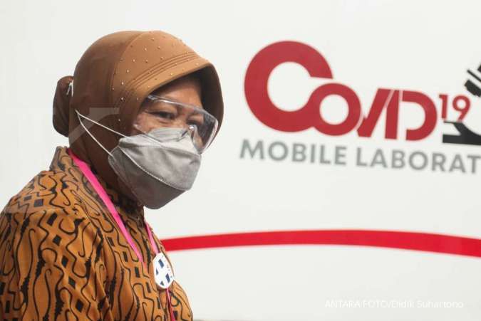 Heboh Walikota Surabaya Tri Rismaharini sujud dan menangis di kaki dokter