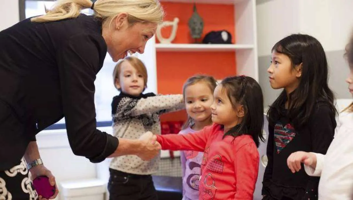 Orang Tua Wajib Ajarkan, Ini 5 Etika Bertamu Saat Lebaran yang Harus Dilakukan Anak