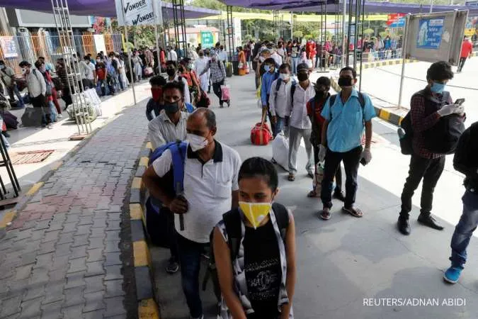 India coronavirus cases hit record high amid monsoon rains