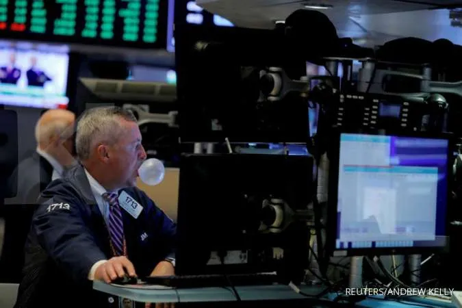 GLOBAL MARKETS - Asia stocks dip after poor U.S. data stokes recession fears