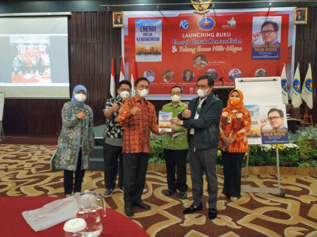 Kepala BPH Migas luncurkan dua buku, Akbar Tanjung singgung produksi minyak turun