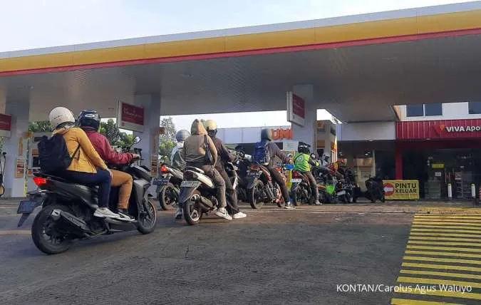 Pengendara roda dua mengantre mengisi BBM di SPBU Shell