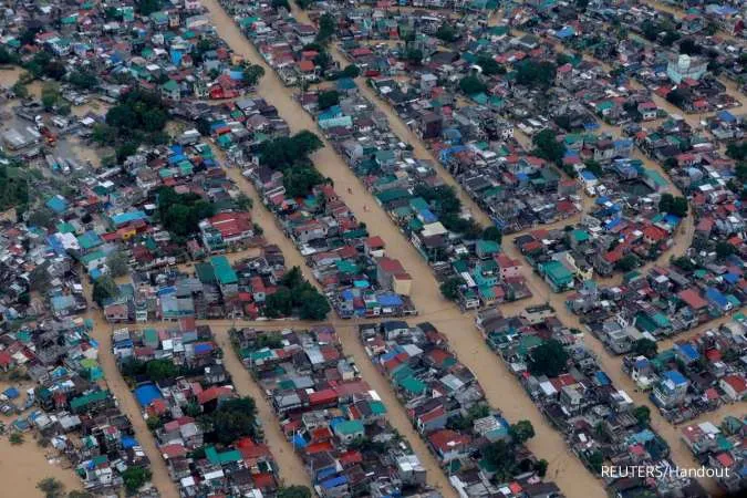 Flights Cancelled as Typhoon Gaemi Dumps Heavy Rain on Manila