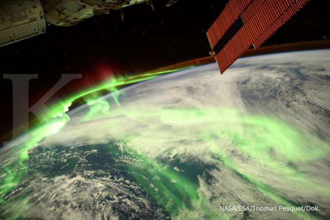 Potret Bumi diambil dari Stasiun Luar Angkasa Internasional, diselimuti aurora