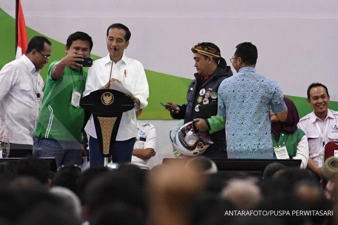 Presiden Jokowi meminta Menhub untuk keluarkan payung hukum baru soal ojek online
