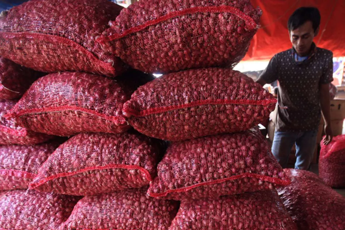 Harga sejumlah bahan pangan meroket, para pedagang mengeluh 