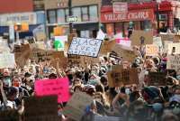 Seorang pria kendarai mobil ke kerumunan demonstran di Amerika, lalu tembak pendemo