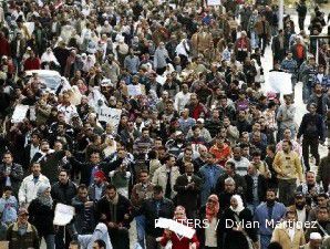 Para pejabat Mesir bergabung dengan pengunjuk rasa