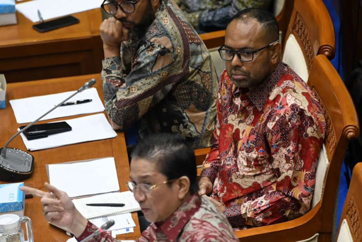 Tony Wenas kenalkan Claus Wamafma, direktur Freeport asli Papua ke Komisi VII DPR
