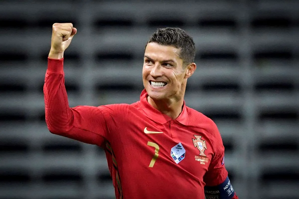 Sedang bermain bersama Portugal, Ronaldo positif Covid-19