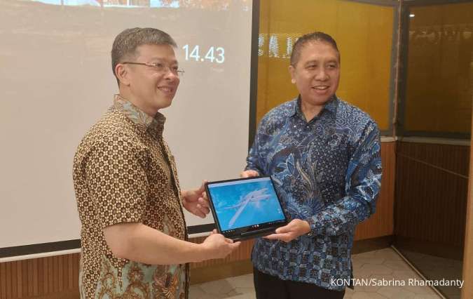 Direktur Utama PT Jaya Trishindo Tbk (HELI) Edwin Widjaja (kiri).