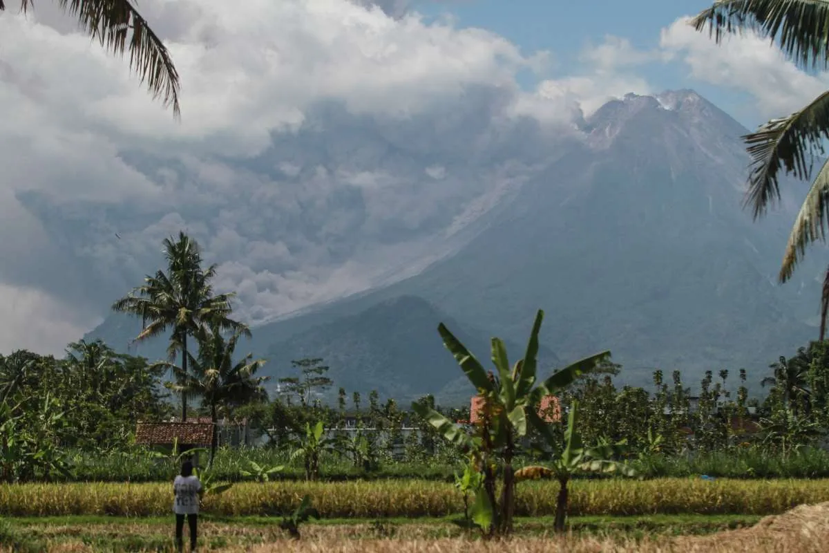 Sabtu Sore, Gunung Merapi Kembali Keluarkan Awan Panas Guguran