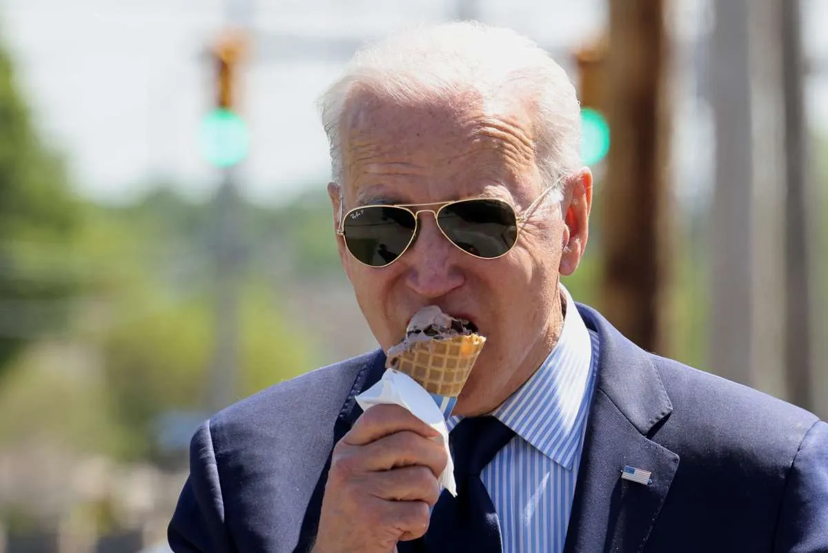 Joe Biden melarang investasi di sejumlah perusahaan pertahanan dan teknologi China