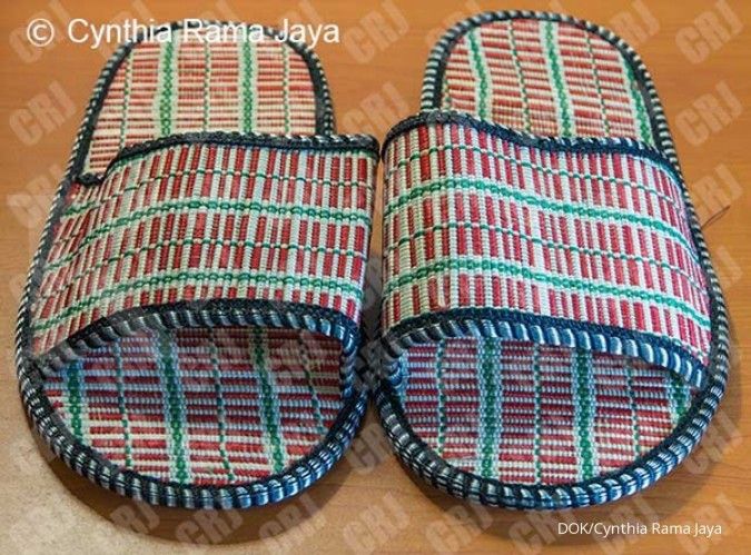 Mengalap untung dari sandal hotel mendong