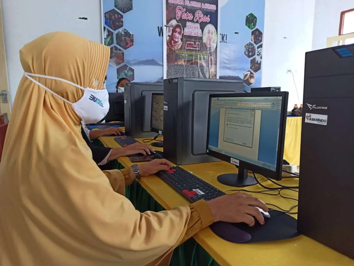 Askrindo salurkan komputer untuk sarana pendidikan ke wilayah 3T