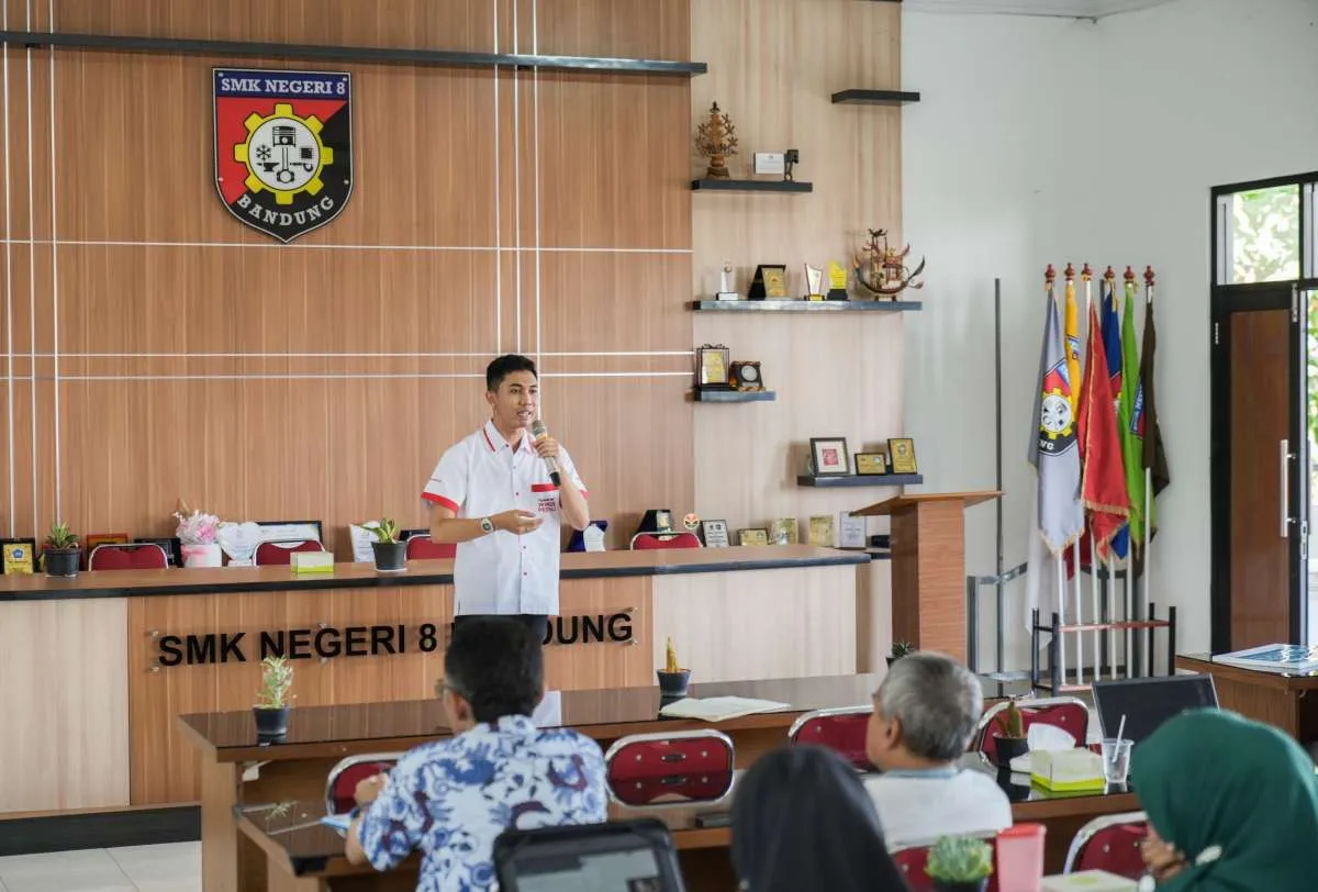 Dorong Pendidikan SMK, Yayasan Wings Peduli Donasikan Mesin Bubut dan Miling