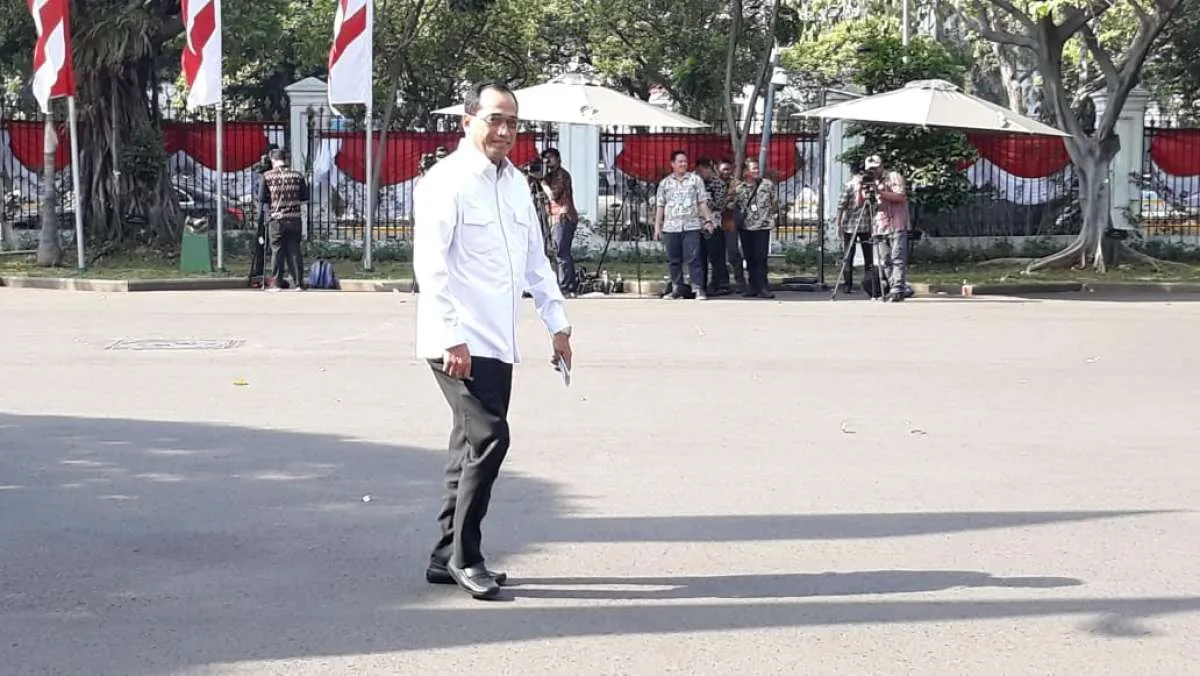 Pakai baju putih, mantan Menteri Perhubungan Budi Karya masuk Istana Kepresidenan