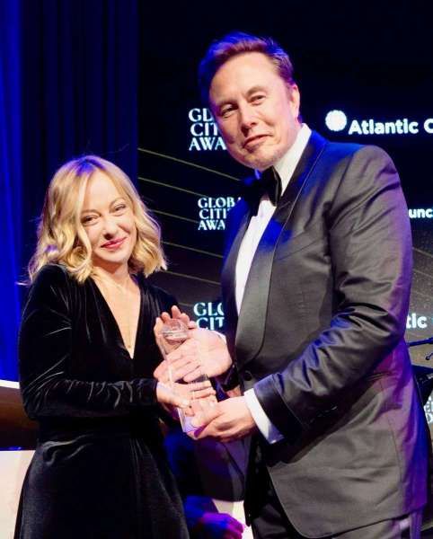 Elon Musk menyerahkan penghargaan Global Citizen Award dari Atlantic Council kepada Meloni. (Foto: X/@GiorgiaMeloni)