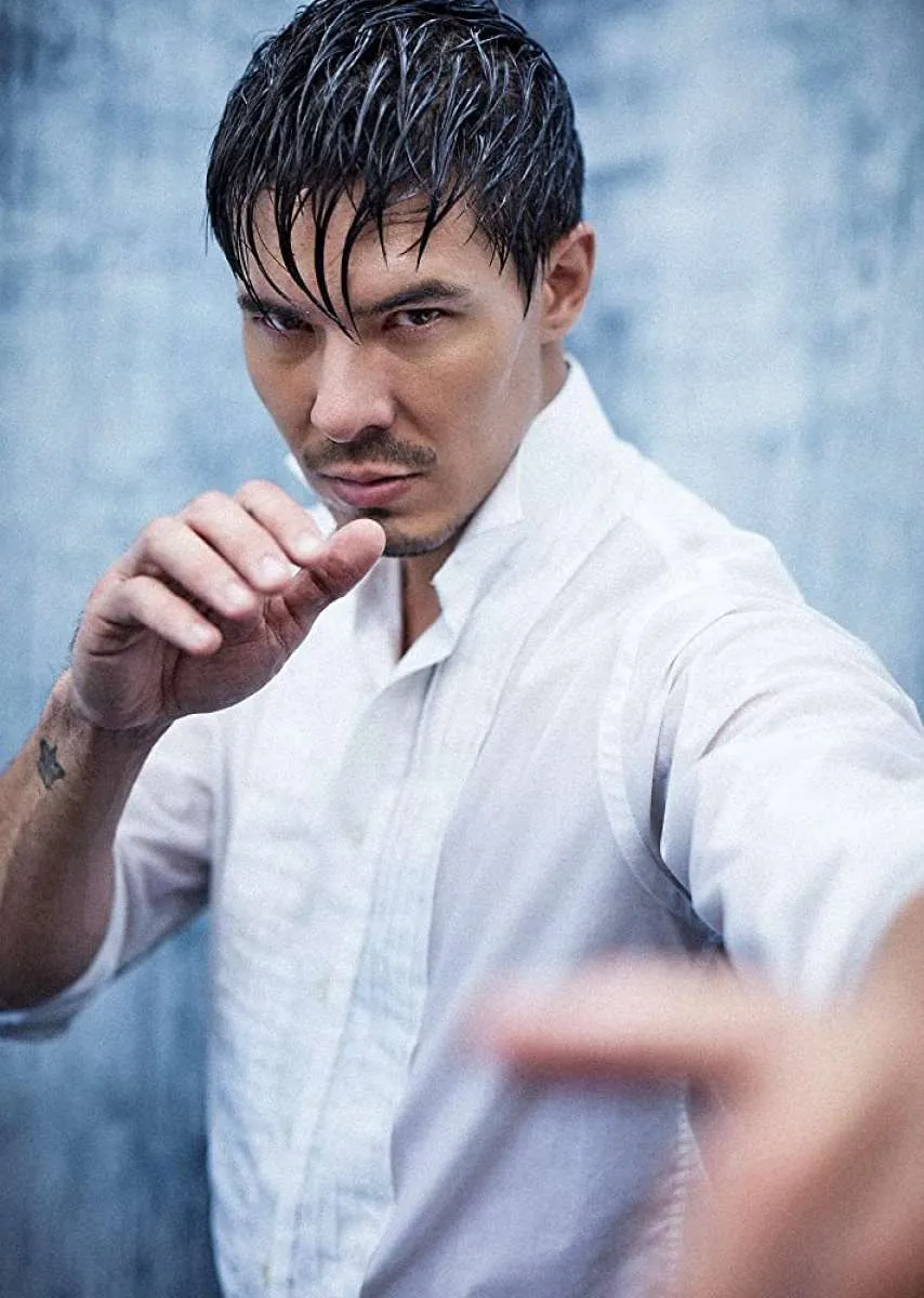 Lewis Tan berperan sebagai Zoro di film One Piece live action