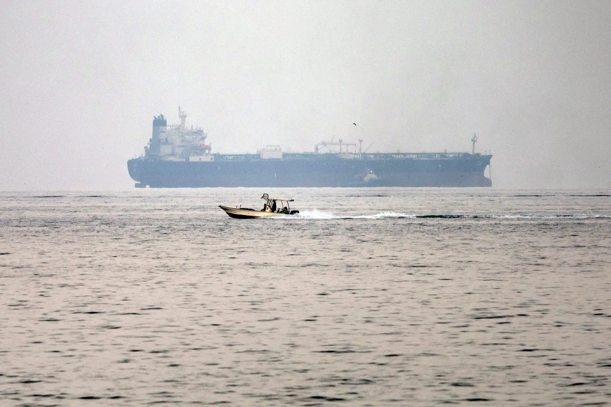 Dua Kapal Kargo Tenggelam di Selat Hormuz Usai Terkena Proyektil