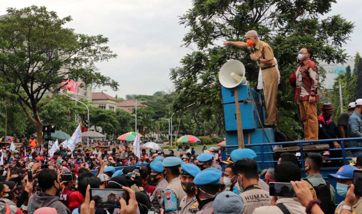 Bingung Banyak Versi Omnibus Law yang Beredar? Naskah Final Dikirim Ke Jokowi Besok