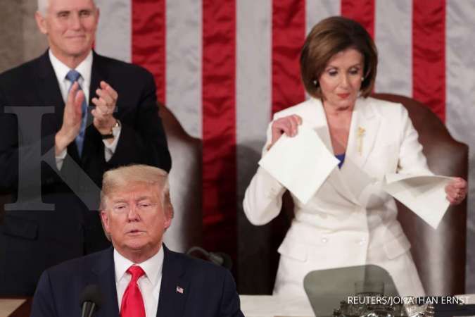 Drama baru, Trump tolak jabat tangan dibalas Pelosi dengan menyobek teks pidato