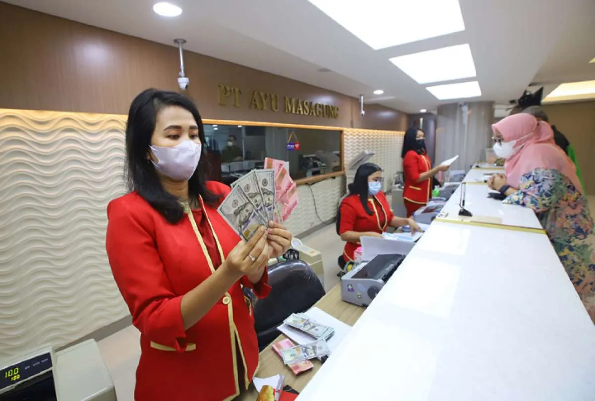 Tengah Hari (10/11), Rupiah Spot Melemah 0,26% ke Rp 15.697 Per Dolar AS