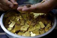 Daya Tarik Emas Memudar? Terjun 8% dalam Sehari, Terburuk 43 Tahun