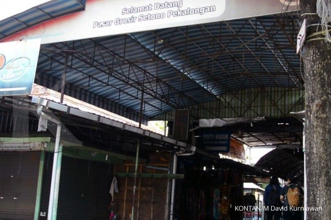 Pasar grosir Setono di Pekalongan, Jawa Tengah saat liputan Jelajah Ekonomi KONTAN Tol Trans Jawa