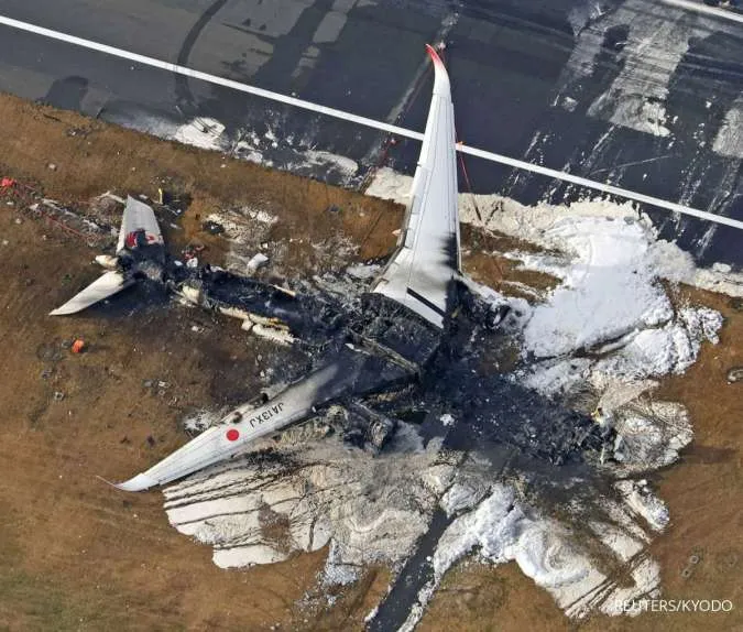 Crews Begin Clearing Plane Wreckage from Japan Runway Collision