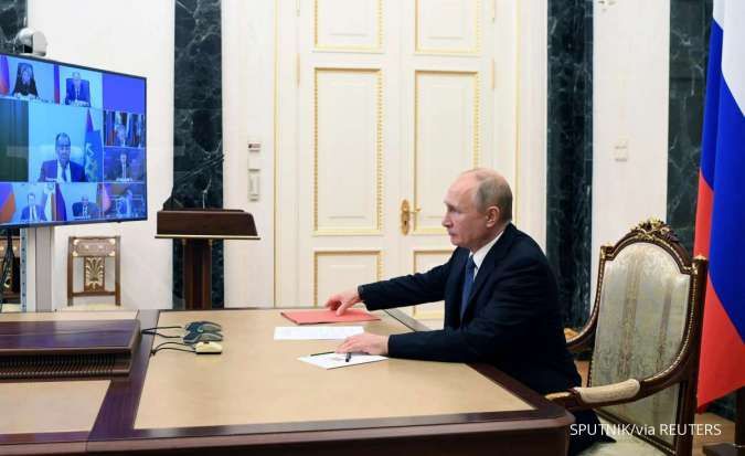 Jarang terlihat, Vladimir Putin dikabarkan bekerja di kantor duplikat di tepi laut