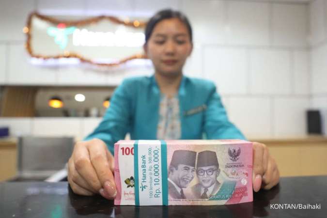 Teller menghitung uang di Hana Bank, Jakarta