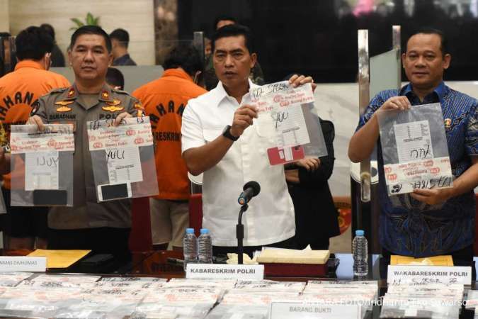 Asep Edi Suheri (Kanan) saat menangani akses ilegal Sistem CIER untuk pendaftaran IMEI