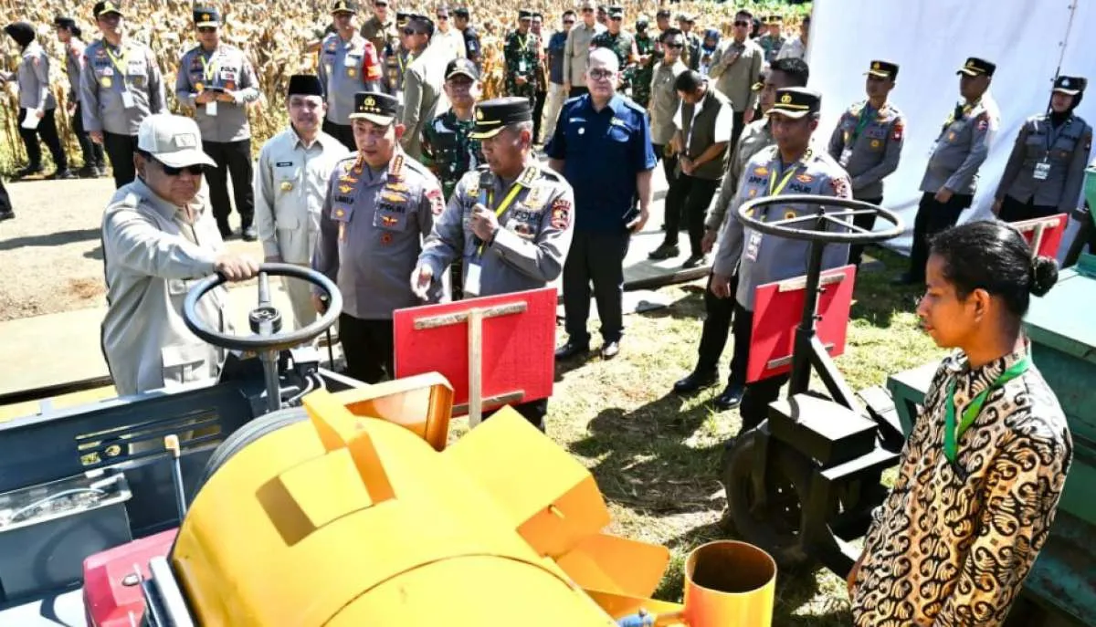 Prabowo Resmikan Groundbreaking 18 Gudang Polri dan Gudang Dryer Jagung di Kalbar