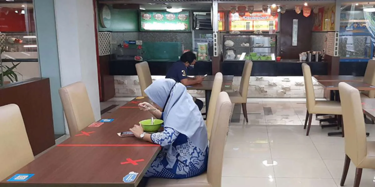 Kiat cara memakai masker yang tepat untuk cegah Covid-19 saat makan di restoran