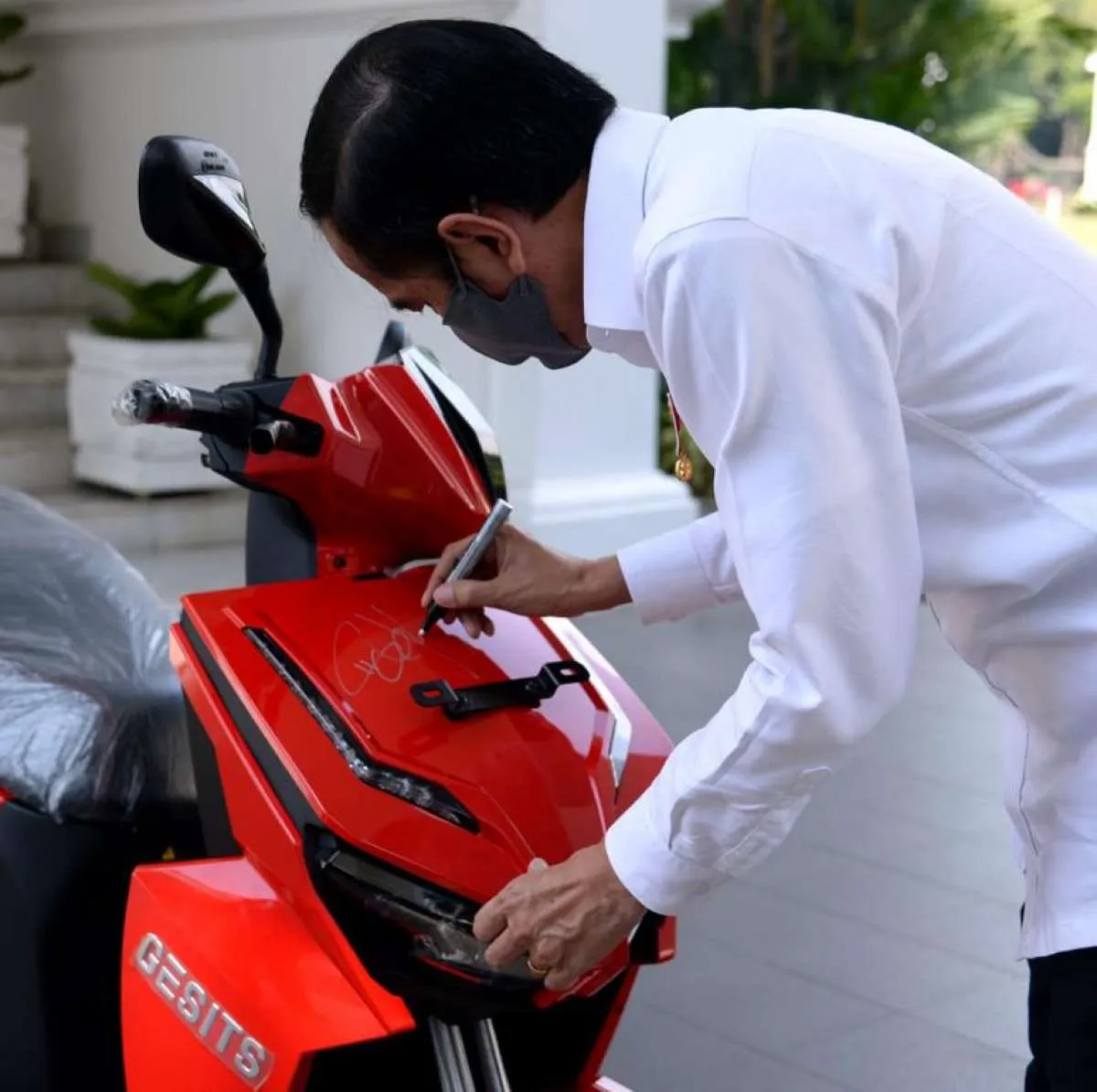 Lelang motor listrik Jokowi: Dimenangkan buruh bangunan, didapat putra Hary Tanoe