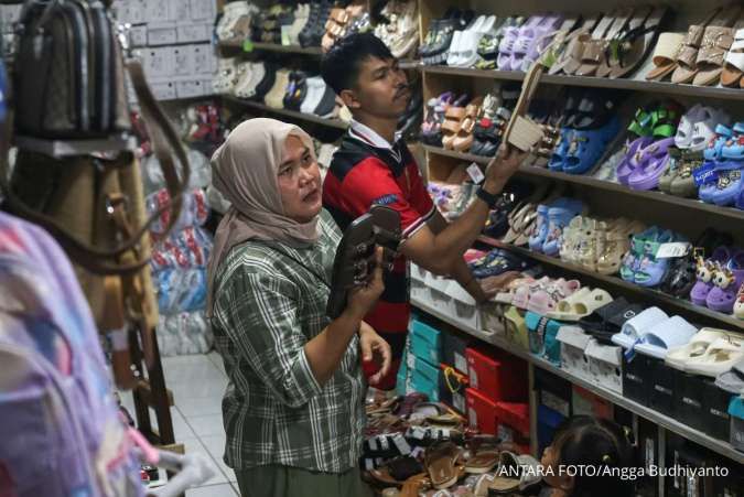 Ekonom: Konsumen Kian Pesimis soal Lapangan Kerja dan Mulai Menahan Belanja