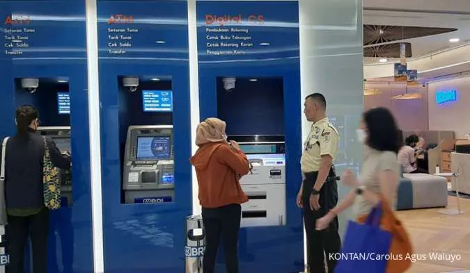 Nasabah melakukan transaksi di salah satu ATM bank Himabara 