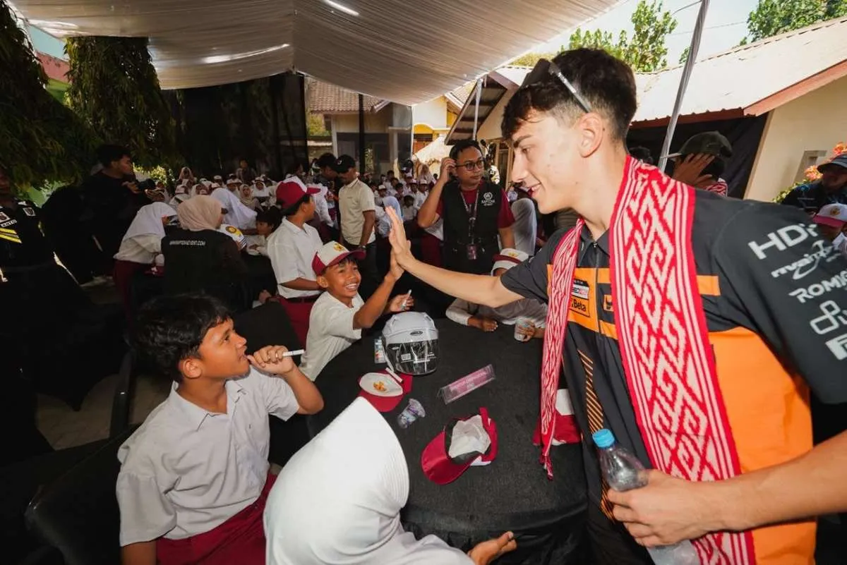 Dari Lintasan ke Sekolah, Pembalap Moto2 dan Moto3 Berbagi Inspirasi dengan Siswa