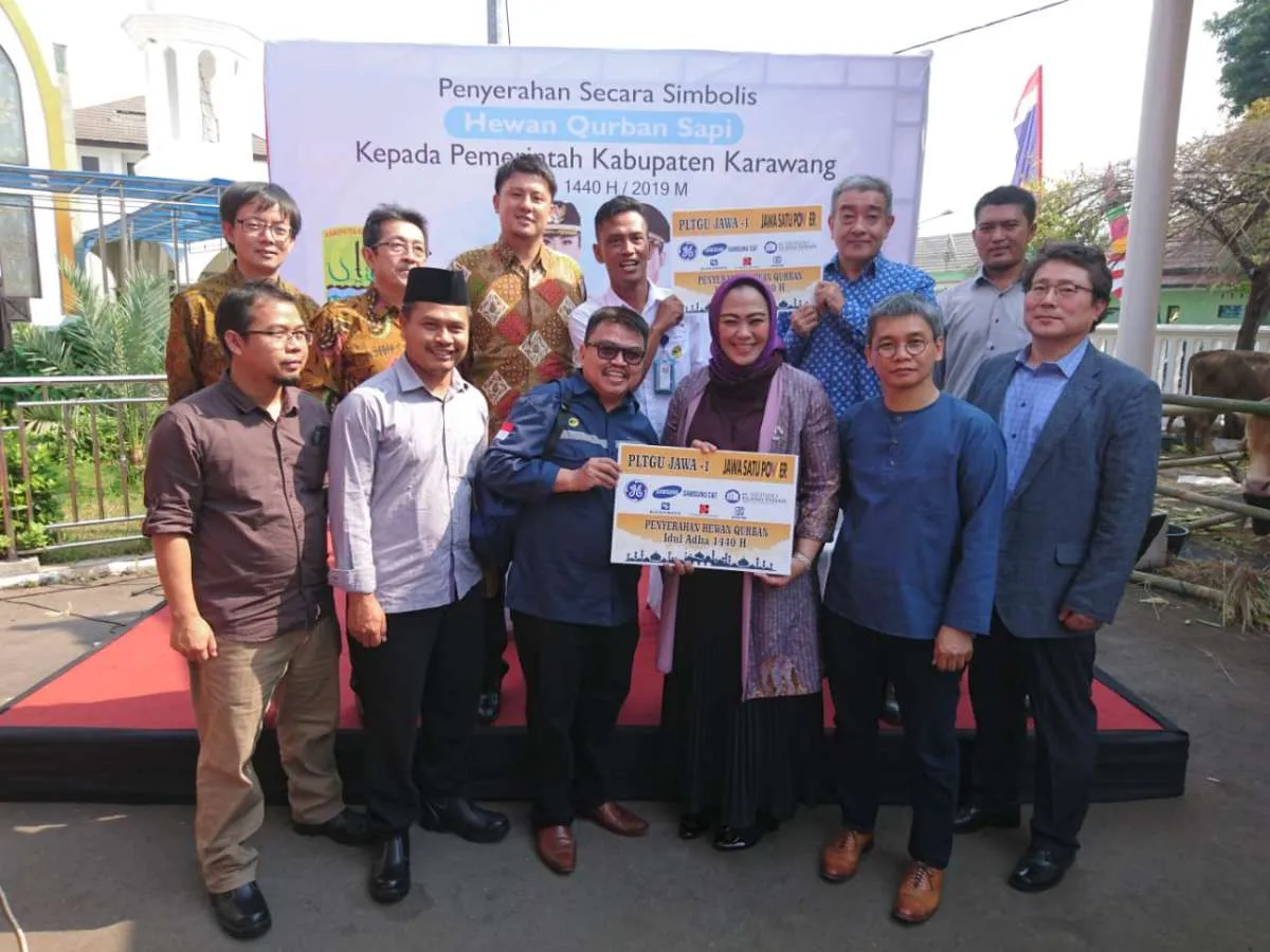 Rampung 20%, PLTGU Jawa 1 bagikan 16 sapi dan 169 kambing di Karawang
