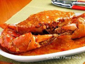 Menikmati seafood di pinggir danau