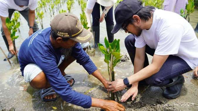 Ribuan Mangrove Ditanam untuk Pulihkan Pesisir Tanjung Pakis dari Abrasi
