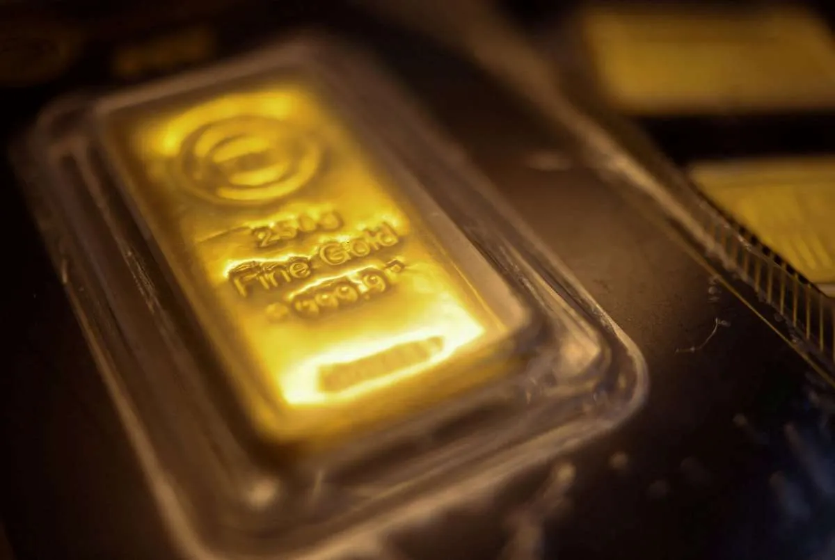Harga Emas Anjlok Lebih dari 1% Tertekan Dolar AS dan Yield Tinggi